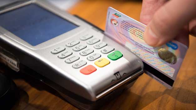 Při platbách kartou v zahraničí pozor na variantu DCC