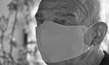 Lidé nad 60 let dostanou respirátor a pět roušek. Distribuci zajistí Česká pošta