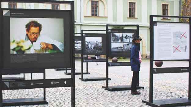 Fotografie, které nesměly být vidět. Nežádoucí okamžiky dějin jsou k vidění na nádvoří olomoucké Zbrojnice